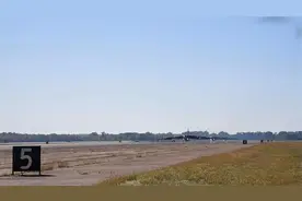 美国空军练习“大象漫步” 战略轰炸机排成一队太壮观视频封面