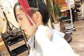 小姐姐去剪发，鬓角剪短后脖推个边，真的不一样