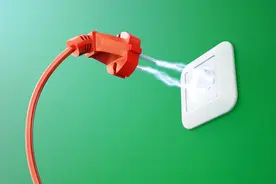 插座一插就跳闸，老电工10分钟就解决了故障，网友果断给了300块