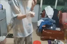 女孩徒手抓住大蟑螂，展示给妹妹看时突然又飞走吓坏妹妹