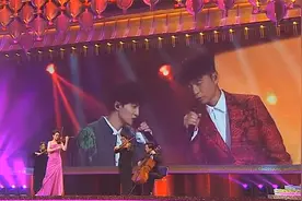 周深、李克勤云现身香港 合唱《希望》庆回归25周年视频封面