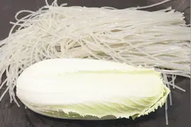 一颗大白菜，一把粉丝，放一起烧特别好吃，一般人都不会这样做视频封面