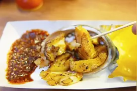 90后美女创业卖铁板鲍鱼，生意火爆，价格还非常便宜！