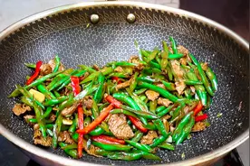 四季豆炒肉是焯水还是过油？大厨分享接地气做法，出锅真是费米饭