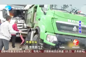 水泥罐车撞上渣土车，车头都撞变形了，司机还在里面出不来视频封面