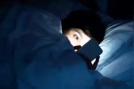 姑娘熬夜刷剧导致失明，医生:如果你的眼睛出现这几点就要注意了视频封面