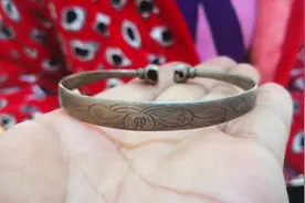 女子拿奶奶留下的老银镯来回收才值100元，老板说没瑕疵就好了视频封面