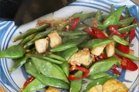 猪肉太贵，不如做道芸豆鸡丁家常菜，简单美味，肉嫩味足真是下饭