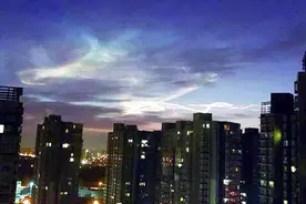 北京上空出现“神秘光线”，什么飞行器能产生这“奇怪的云”？视频封面