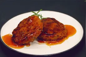 不用揉面，不加面粉，加上它，香煎牛肉饼这样做也太解馋了