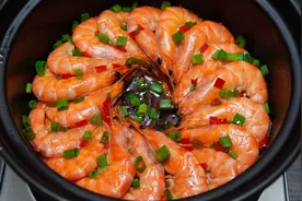 大虾怎么做更鲜嫩？不加一滴水，5分钟焖出一锅鲜，香到舔手指