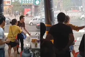 真爱！男子暴雨中收餐桌，妻子紧拽衣服不让去，并将老公护在身后视频封面