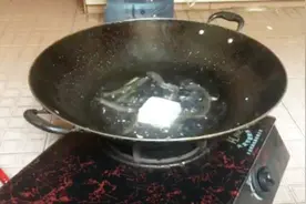 农村小伙实拍泥鳅钻豆腐全过程，水温升高时场面失控，能成功吗？