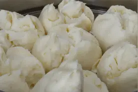 奶香开花大馒头好吃方法还简单，压一压搓一搓，蓬松柔软