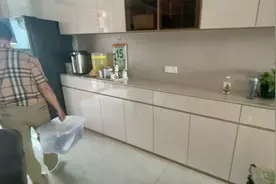 装修师傅偷工减料，导致厨房墙砖全是空的，现在都不敢碰，怎么办视频封面