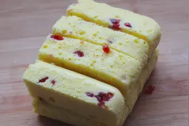 蔓越莓奶香蛋糕条最简单做法，4个鸡蛋1勺面粉，一搅一蒸超级简单