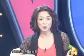 金星撞火星：美国小伙和乞讨老人一起吃薯条，一起聊天！让人感动视频封面