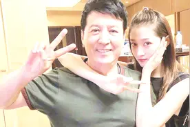 关晓彤爸爸无意说漏，曝出鹿晗两人进一步关系，网友们直呼羡慕！