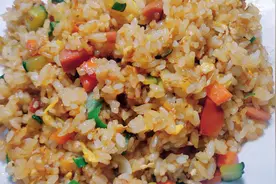 “酱油蛋炒饭”怎么炒才好吃，一个秘诀，米饭粒粒分明，喷香入味