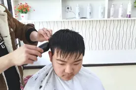 圆脸男生就剪这款“碎发”发型 不烫也能让你帅到“无懈可击”