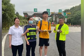 高考前一天，父亲送儿子去江西高考却开到湖南：太紧张，开错路了视频封面