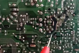 一台TCL王牌2175EB电视机荧光屏中间七八分亮，什么原因引起视频封面