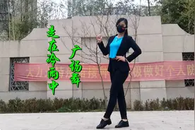 小区实景实拍单人舞蹈《走在冷雨中》正装黑色小西服，舞起真好看视频封面