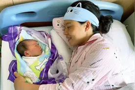 媳妇产后第三天，终于见到宝宝了，脸上乐开了花视频封面