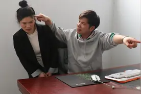 经理私吞员工奖金，没想到员工身份不一般，结局大快人心视频封面