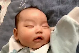 这么可爱的宝宝，为何新手爸妈一脸嫌弃？原因真让人哭笑不得视频封面