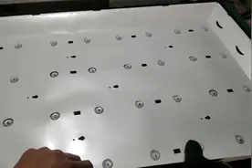 液晶电视黑屏换灯条挺简单，手把手教你自己也能更换视频封面