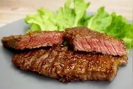 三分钟教你家常牛排的做法！煎出来鲜嫩多汁超级诱人视频封面