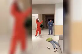 用小丑面具整蛊男友