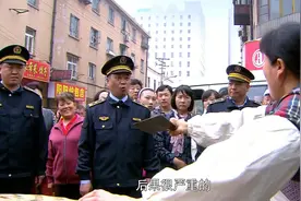 门第7-街边卖包子的老太太被城管抓走，没想到真实身份吓局长一跳视频封面