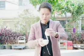 揭秘魔术师春晚表演过空杯变水，水藏在哪个地方？揭秘后真简单视频封面