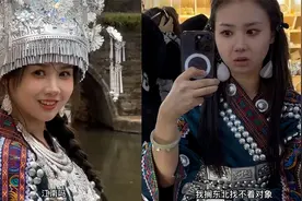 女孩换上苗族服饰，宛如邻家小妹娇羞可爱，不料开口变钳子超好笑视频封面