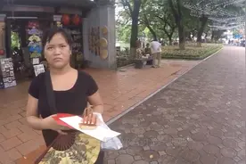 越南街头奇景，大捆人民币摆放在街头，中国游客：这是什么操作？视频封面