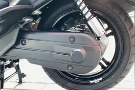 铃木新款踏板车650到货，配ABS，座桶空间不小，听听双缸声浪如何视频封面