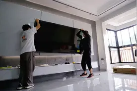 网购的70寸电视到货了，师傅安装费要300元，自己安装一下就搞定视频封面