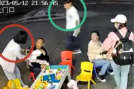 成都一醉酒男子手持菜刀追赶女友 女子跑向附近店家求助获救视频封面