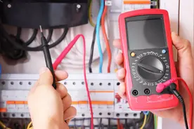 空开和漏保不定时“吱吱响”，花500块请电工查，终于查出了故障视频封面