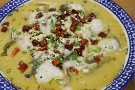 大厨教你酸菜鱼的正宗做法，鱼片嫩滑，汤汁浓白，3斤鱼肉不够吃