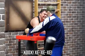 世界腕力冠军假扮老爷爷，健身房单挑战肌肉男，2小姐姐看直了！视频封面