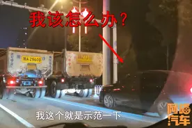等红灯前后都有大货车怎么办？黑色车子胆子真大，司机还是太嫩了