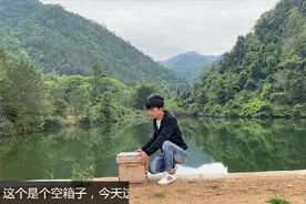 一个空箱子这样搬山上，用这样的方法操作诱蜂，很快有蜜蜂居住视频封面