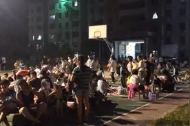 广西玉林发生5.2级地震，广东茂名震感明显，球场挤满了避险群众