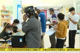 三亚天涯区电动车就近上牌  服务群众“零距离”视频封面
