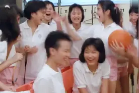 影视：小太妹整蛊女同学，竟用这种损招，真是太调皮了！视频封面