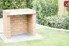 一堆红砖三块地板砖砌一个小型烧烤台，周末烧烤搞起来