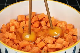 红薯切成丁，打2个鸡蛋，简单一做，就能做的酥脆香甜，太棒了